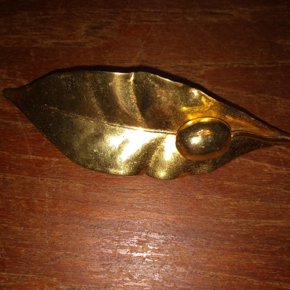 Vintage Five Gold Toned Brooches, Leaf, Charm Holder, Gold & Purple Enam… - Picture 2 of 13